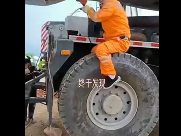 会开吊车的司机，还精通焊工！